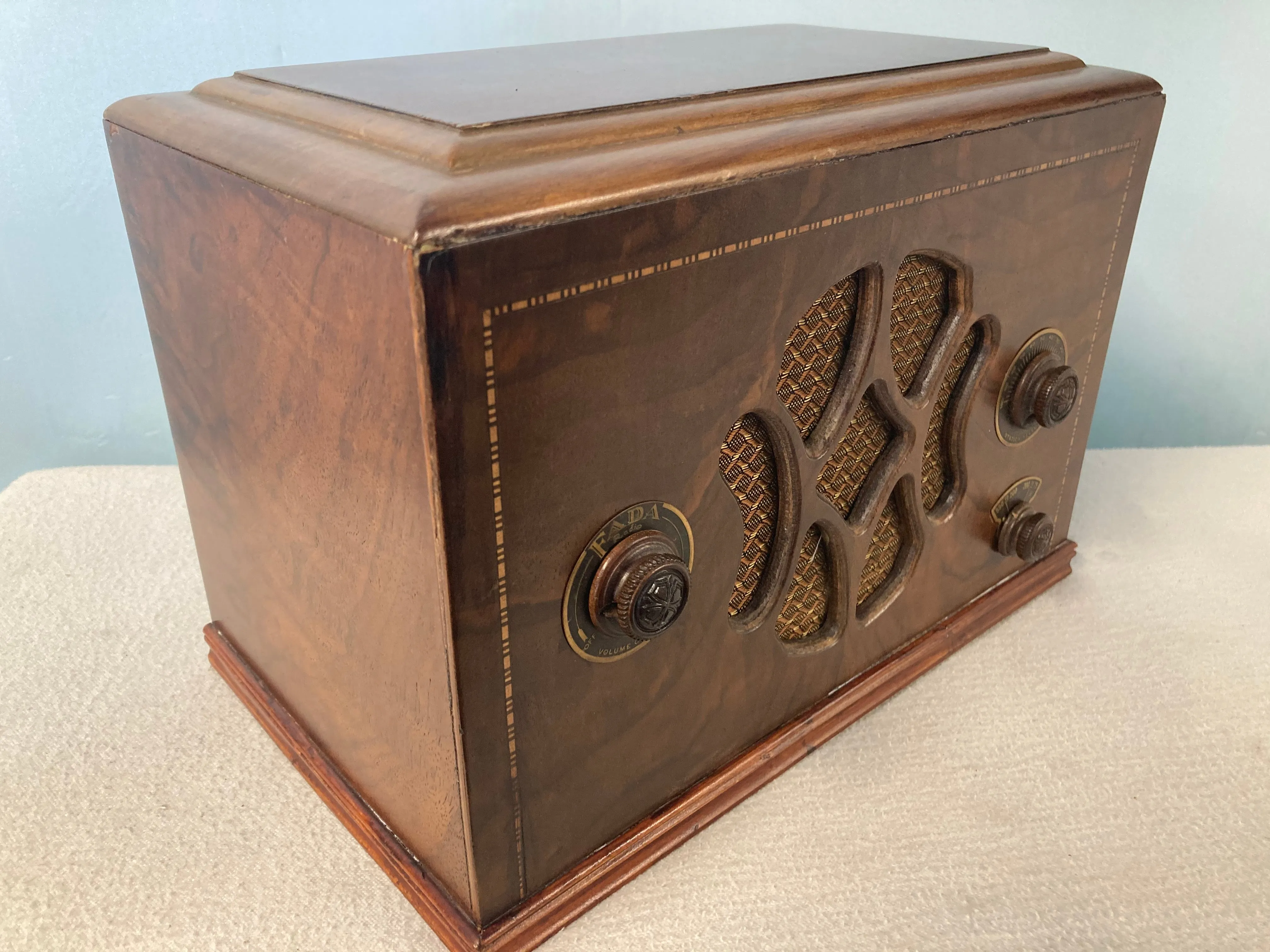 1933 Fada 107 Midget Tube Radio