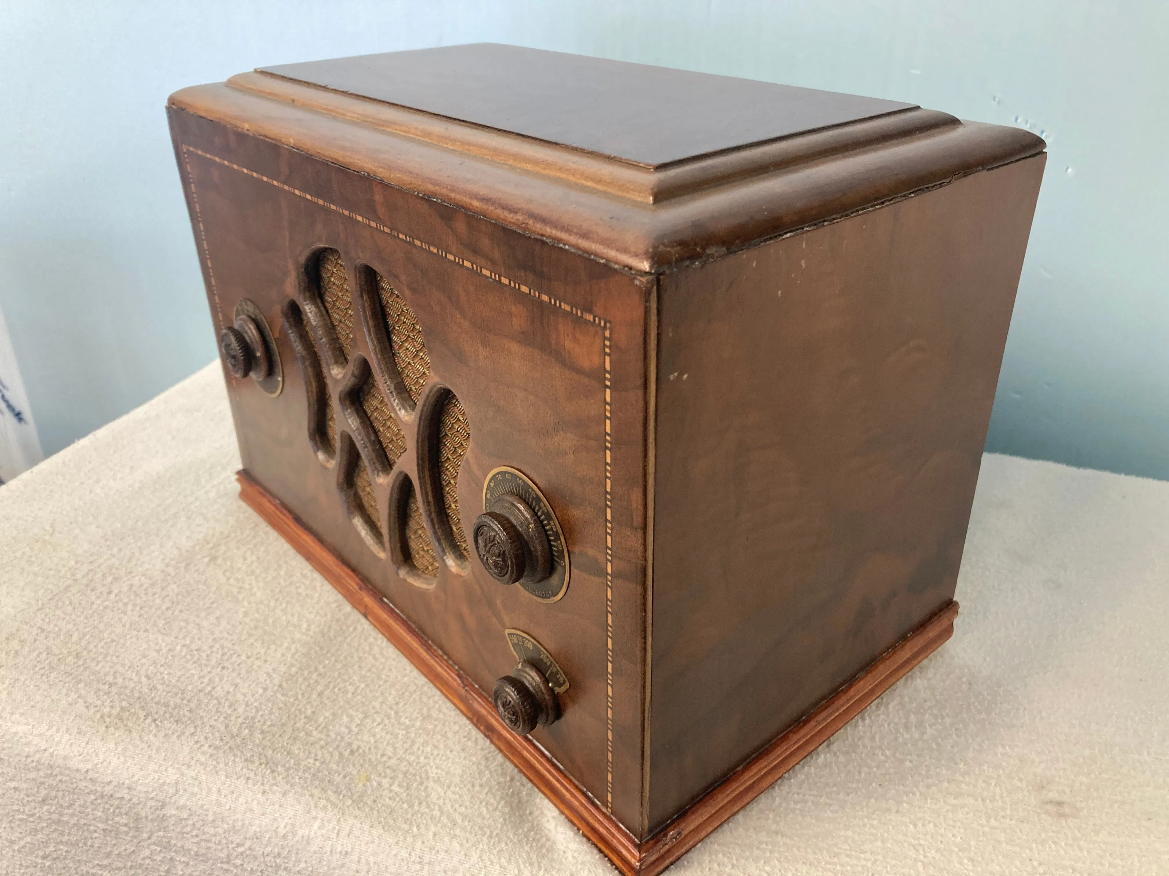 1933 Fada 107 Midget Tube Radio