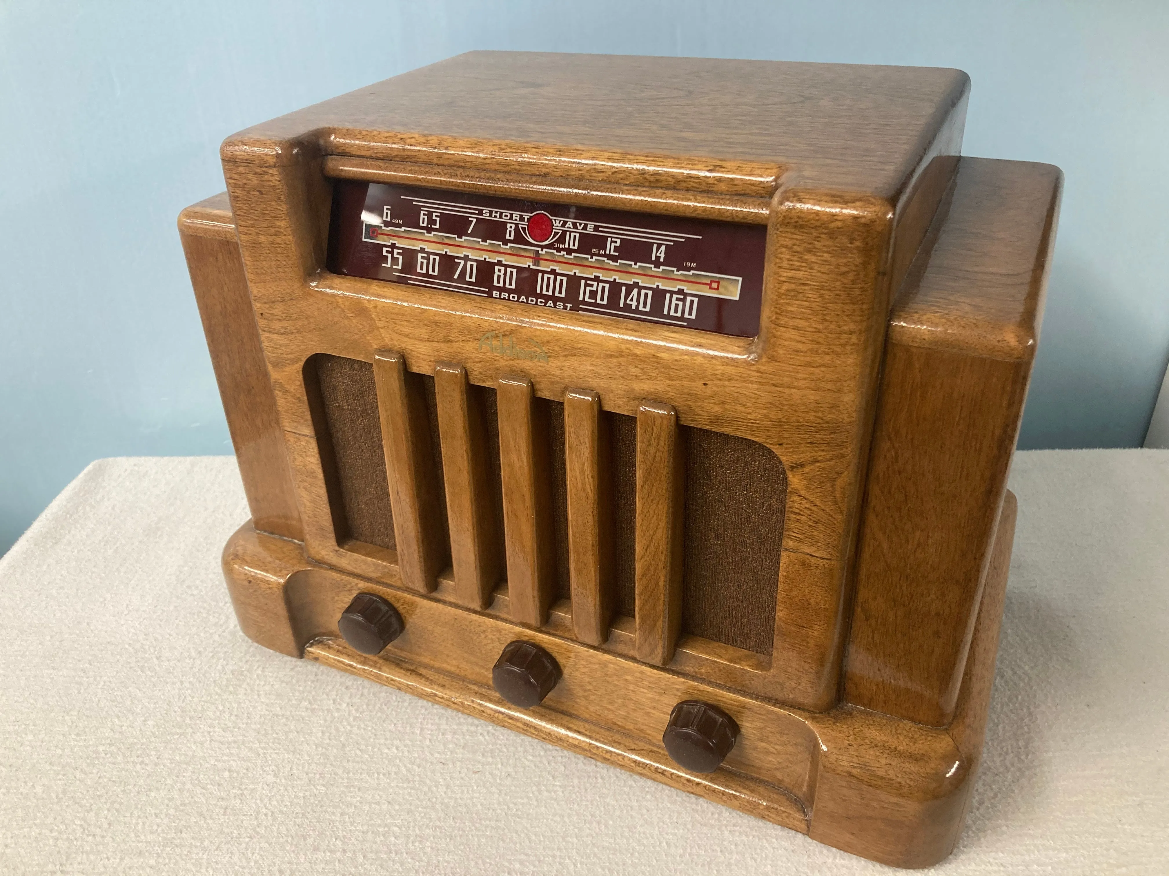 1940 Addison “Courthouse” Tube Radio