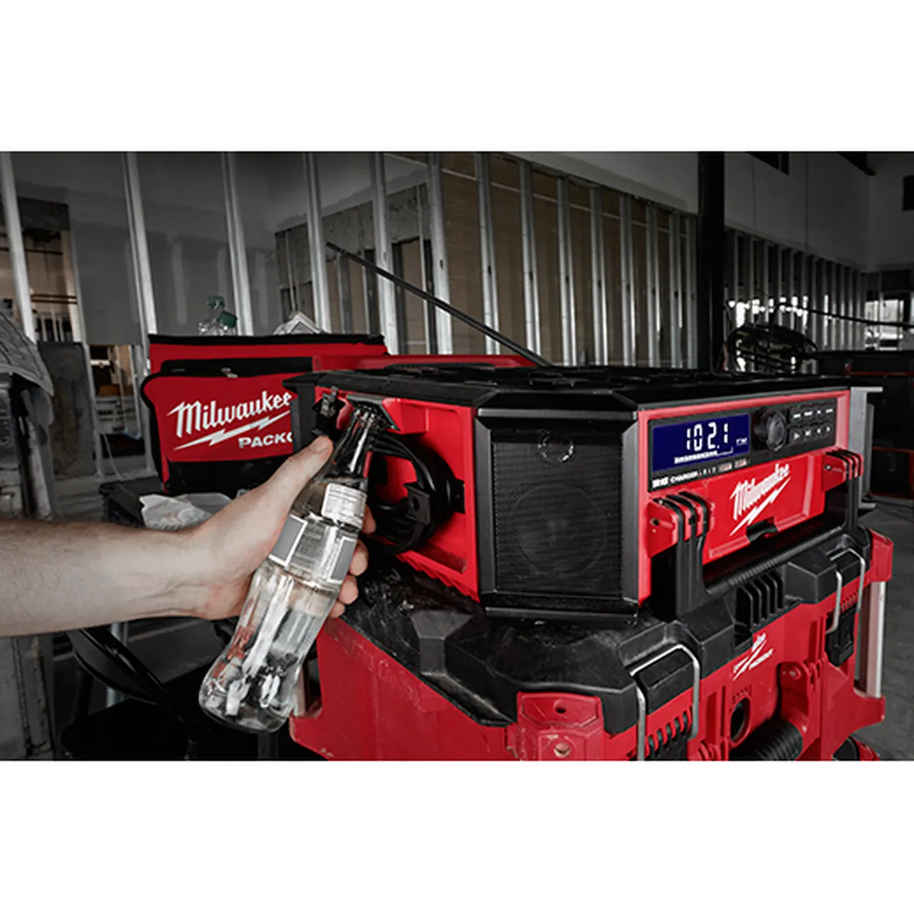 Milwaukee 2950-20 PACKOUT Radio   Charger